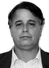 DR DOUGLAS CARNEIRO