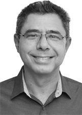 DR. DANIEL CORREIA